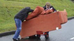 zwei betrunkene transportieren e