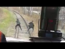 zwei frauen laufen auf den zugsc