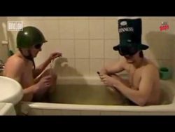 zwei jungs boellern in badewanne