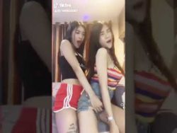 zwei suesse tanzende japanerinne