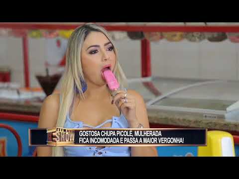 Eine verführende Eis Schleckerin eis essen