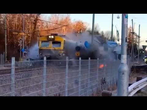 Zug vs Bus am Bahnübergang zug bus