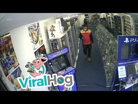 DHL Mitarbeiter läuft durch Schaufensterscheibe dhl schaufensterscheibe