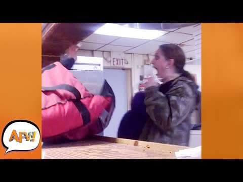 One Pizza With a Side Order of SCREAM | Funniest Pranks & Fails pizza pleiten