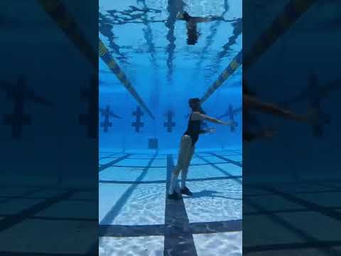 Unter Wasser einen Moonwalk machen und Tanzen unterwasser tanzen