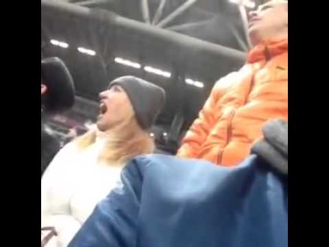 Weiblicher Fan beim Anfeuern im Stadion fan anfeuern