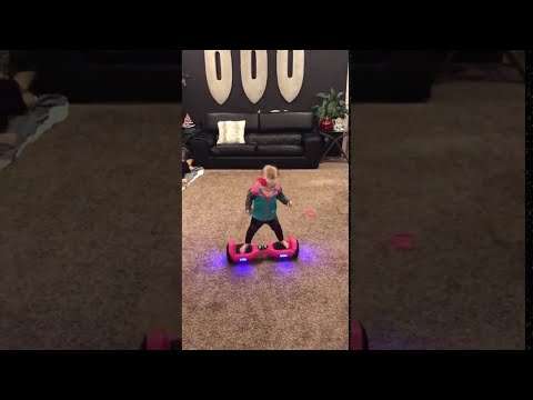Baby fährt auf dem Hoverboard hover board