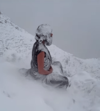 Buddhistische Mönche beim Meditieren moench meditieren