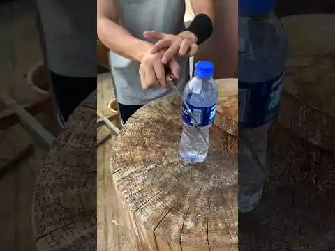 Scharfes Messer schneidet problemlos durch Wasserflasche durch messer wasser