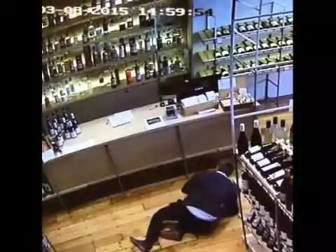 Weinflasche im letzten Moment gerettet weinflasche fangen