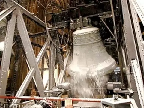 Vollgeläut im verschneiten Glockenstuhl - Kölner Dom glocken lauten