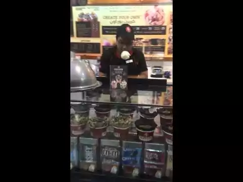 Eisverkäufer jongliert mit einer Eiskugel eis jonglieren