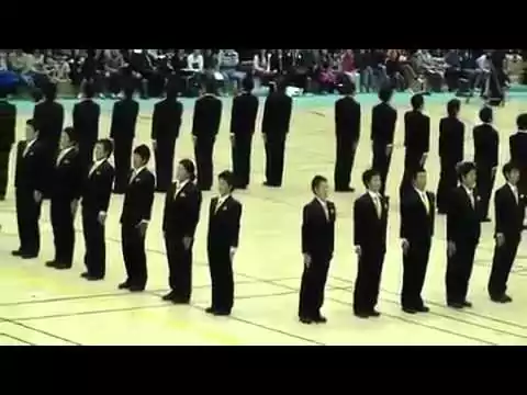 Synchrones Gehen von Menschenmassen synchrones gehen