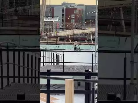 Oma fährt Schlittschuhe mit Rollator auf Eis oma eis