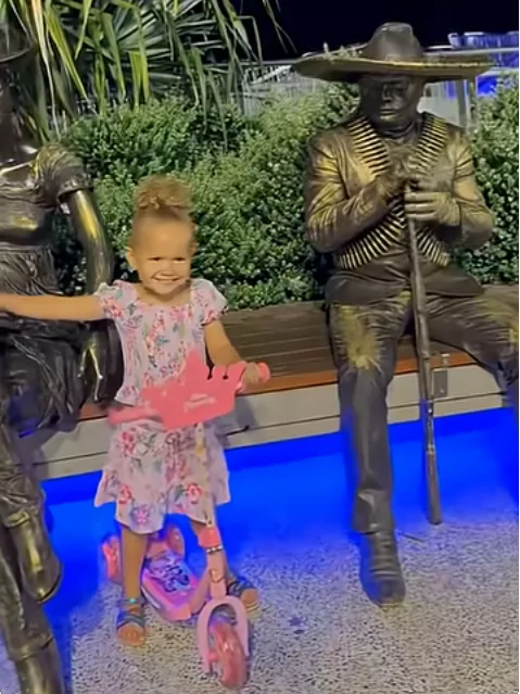 Kinder und die lebenden Statuen statue-leben