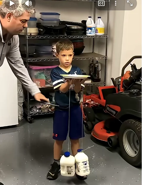 Der Papa ist mit dem Sohn zusammen papa-sohn